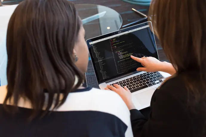 Une photographie de collaboratrices travaillant sur un ordinateur.